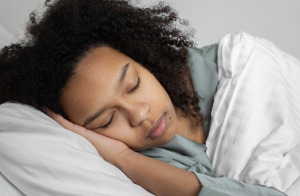 Benefits of satin pillowcases and silk pillowcases for curly hair